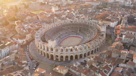 Römisches-Amphitheater-Von-Arles,-Atemberaubende-Luftaufnahme-Eines-Sonnenaufgangs-In-Frankreich,-Touristenattraktion